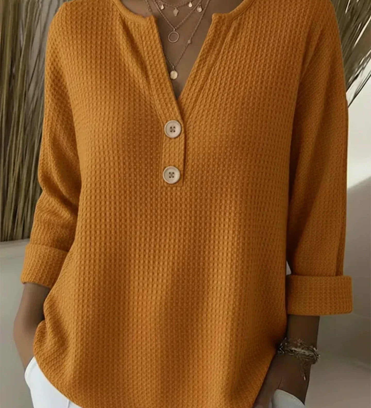 Lucía | T-shirt Henley texturizado com botões