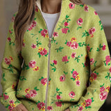 Margot | Gilet zippado floral rosa sobre fundo verde limão