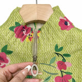 Margot | Gilet zippado floral rosa sobre fundo verde limão