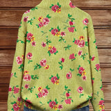 Margot | Gilet zippado floral rosa sobre fundo verde limão